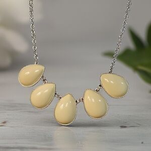 Liz Claiborne Beautiful Cream and Silver Teardrop Necklace